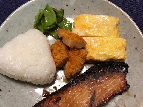 塩むすびとブリ照りの朝ごはんプレート